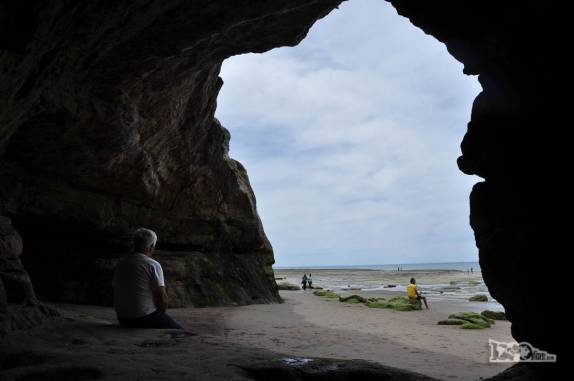 Interior de uma das muitas grutas naturais na cidade de Las Grutas, na Argentina